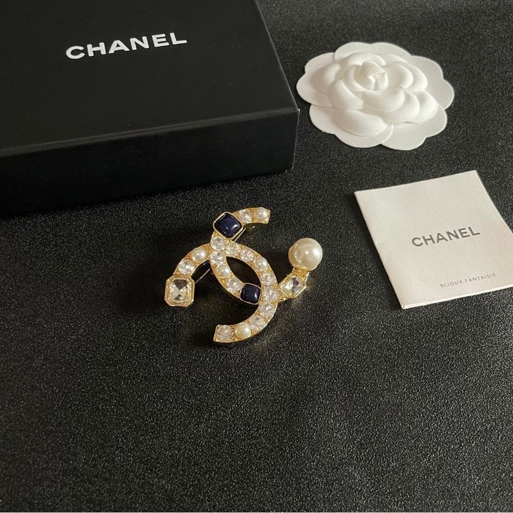 CHANEL Gold and Blue Pearl Brooch - Picture 4 of 7